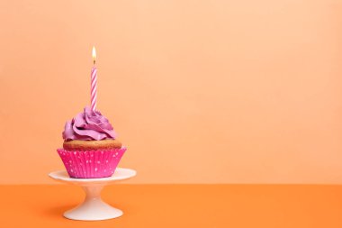 Renk arka plan üzerinde mum ile doğum günü kek