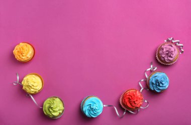 Lezzetli doğum günü kek renk arka plan üzerinde