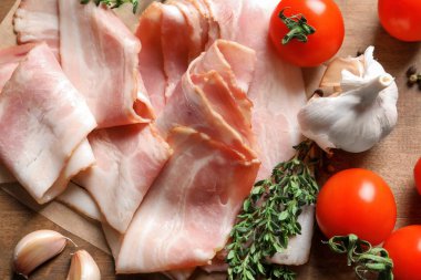 Kurulu ham pastırma rashers, domates ve sarımsak, closeup ile