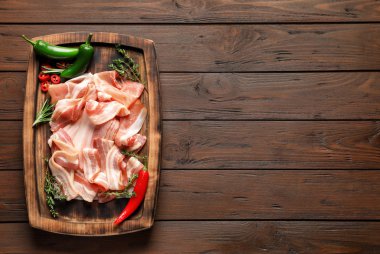 Ahşap arka plan üzerinde ham pastırma rashers kurula