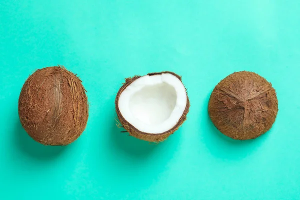 Cocos maduros sobre fundo de cor — Fotografia de Stock