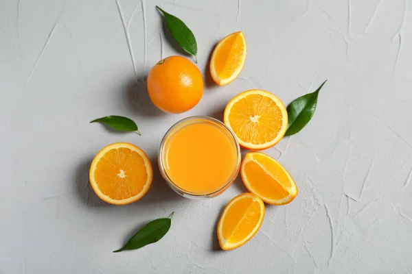 Pohár narancslé és friss gyümölcsök a táblázat — Stock Fotó