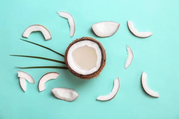 Agua de coco y nueces frescas sobre fondo de color —  Fotos de Stock