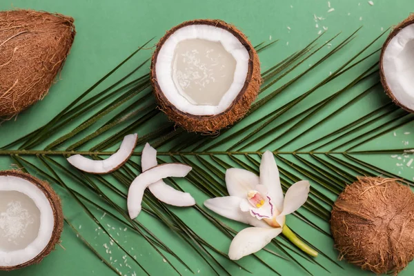 Composición con agua de coco y nueces frescas sobre fondo de color — Foto de Stock