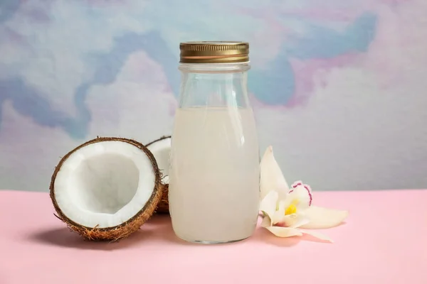 ココナッツ水とテーブルに新鮮なナッツのボトル — ストック写真