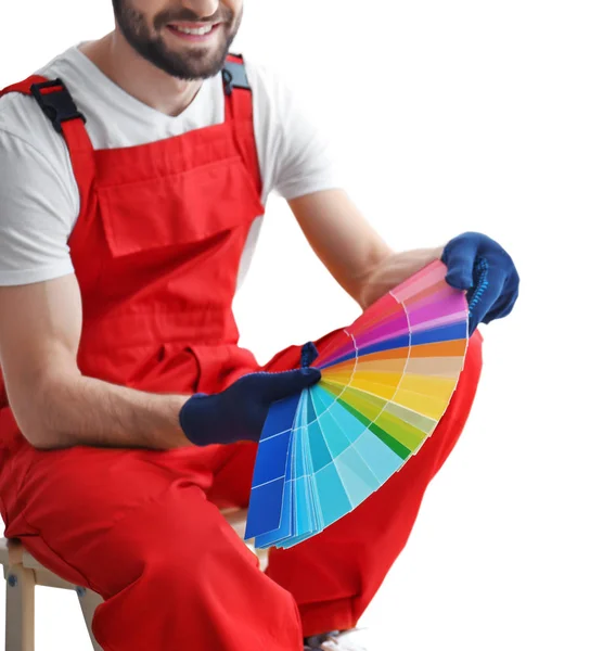 Decorador masculino segurando amostras de paleta de cores no fundo branco — Fotografia de Stock