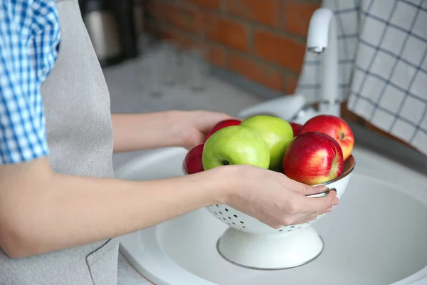 Genç kadın mutfakta olgun elma yıkama — Stok fotoğraf