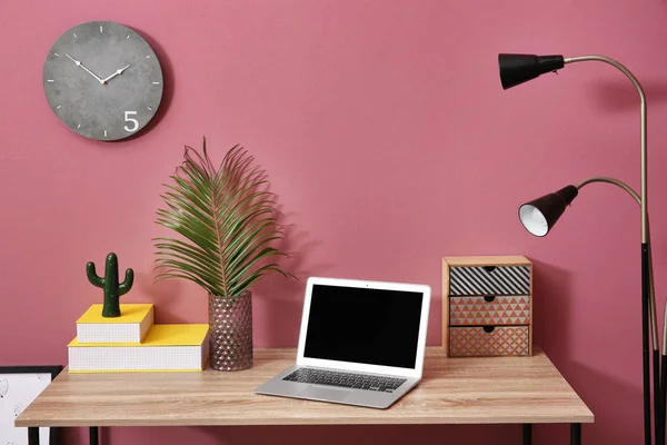 Intérieur moderne et élégant avec feuille tropicale dans un vase en verre — Photo