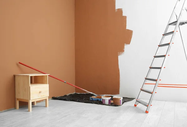 Decorador de herramientas y pintura en el suelo cerca de la pared de color —  Fotos de Stock