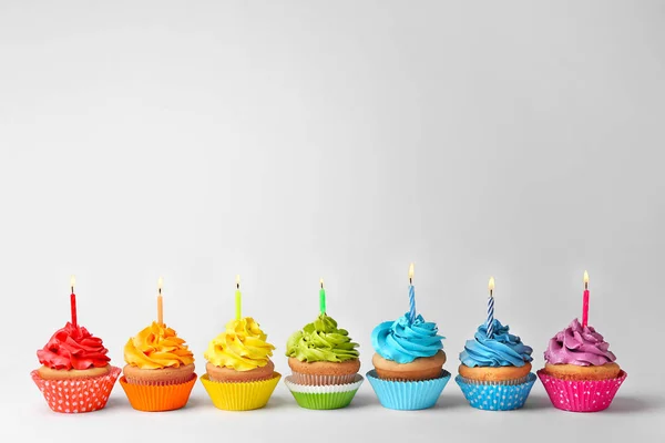 Geburtstag Cupcakes mit Kerzen auf weißem Hintergrund — Stockfoto