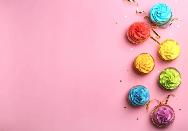 Deliciosos cupcakes de aniversário no fundo de cor — Fotografia de Stock
