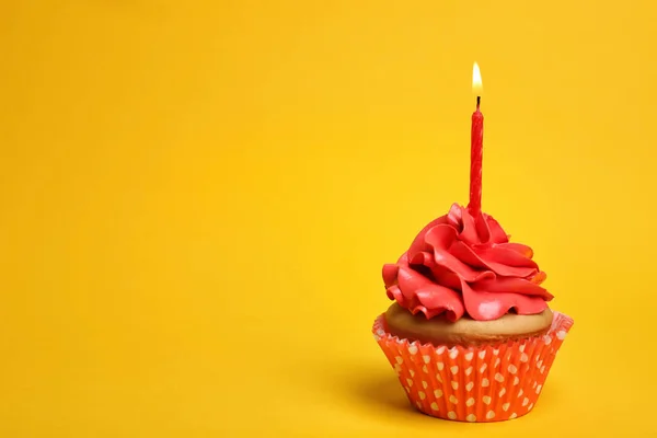 Magdalena de cumpleaños con vela sobre fondo de color —  Fotos de Stock