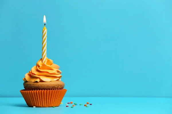 Födelsedagen cupcake med ljus på Cologne bakgrunden — Stockfoto