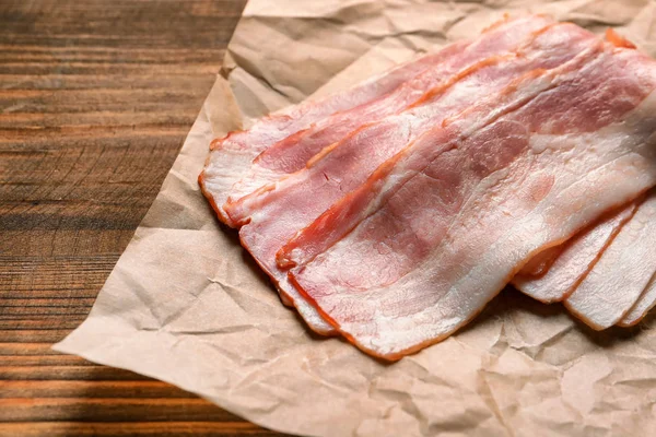 Rashers di pancetta cruda su pergamena — Foto Stock