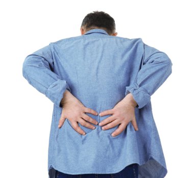 beyaz zemin üzerine sırt ağrısı çeken adam