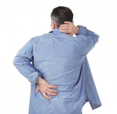 Adam beyaz zemin üzerine sırt ve boyun ağrısı acı