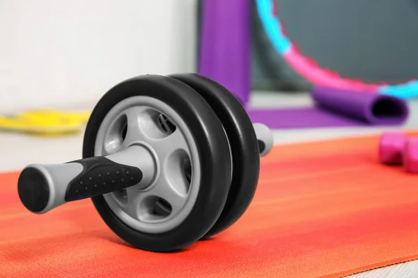 Fitness roller wiel op mat, close-up — Stockfoto