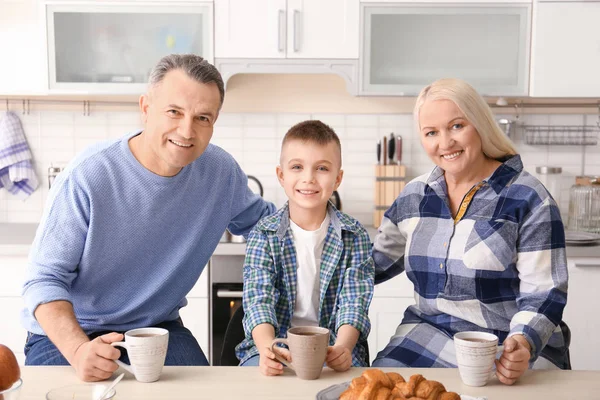 행복 한 수석 부부 부엌에서 작은 손자와 아침 식사 — 스톡 사진