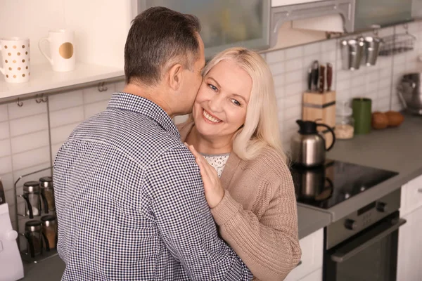 Счастливая пожилая пара на кухне дома — стоковое фото