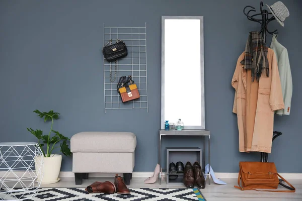 Стильный интерьер коридора с большим зеркалом и вешалкой для одежды — стоковое фото