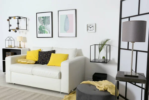 Stílusos szoba belső trópusi levelek és kényelmes kanapé — Stock Fotó