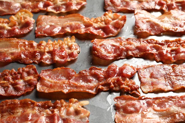 Tocino frito en superficie metálica, primer plano —  Fotos de Stock