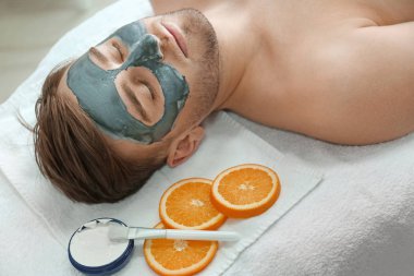 Kozmetik maskesi spa salonu sahip adam