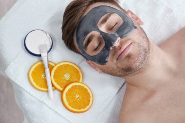 Kozmetik maskesi spa salonu sahip adam