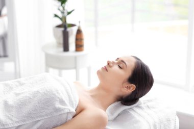 Genç bir kadın kaplıcada dinleniyor.