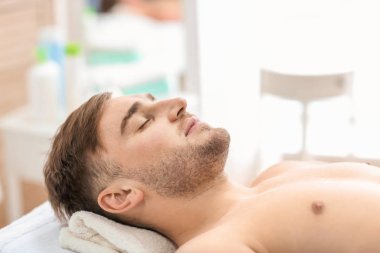 Genç adam kaplıcada dinleniyor.