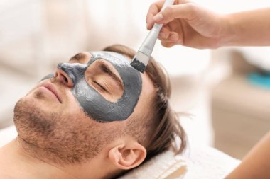 Kozmetik maskesi spa salonu sahip adam