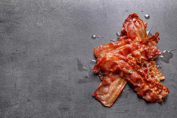 Kızarmış pastırma gri arka plan üzerinde