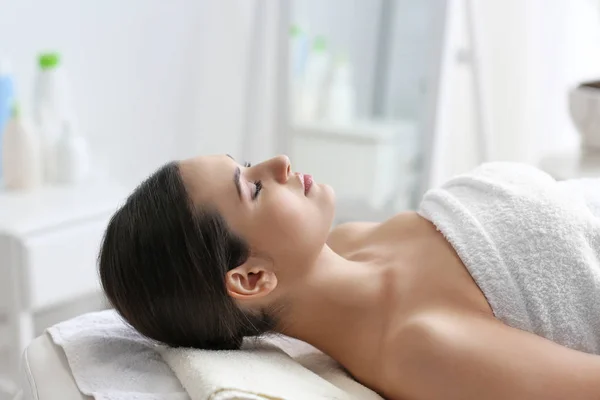 Jovem mulher relaxante no salão de spa — Fotografia de Stock