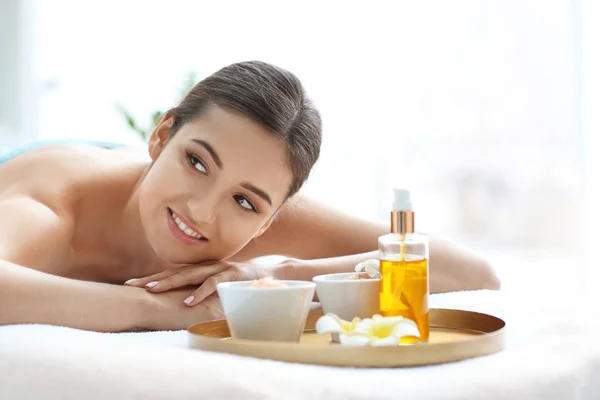 Jovem bela mulher relaxante no salão de spa — Fotografia de Stock