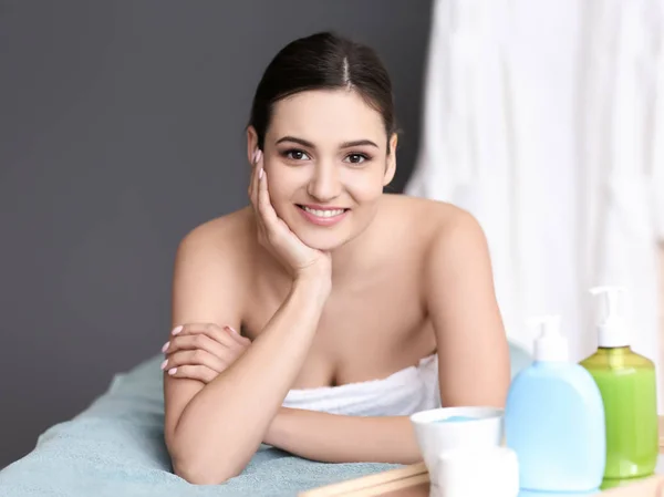 Jovem mulher bonita no salão de spa — Fotografia de Stock