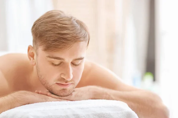 Jonge man ontspannen in spa salon — Stockfoto