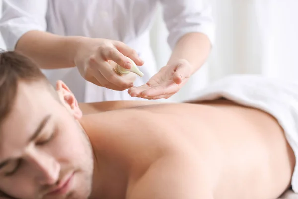 Jeune homme ayant massage dans le salon de spa — Photo