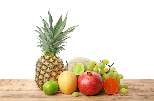 Conjunto de frutas tropicais frescas na mesa de madeira — Fotografia de Stock