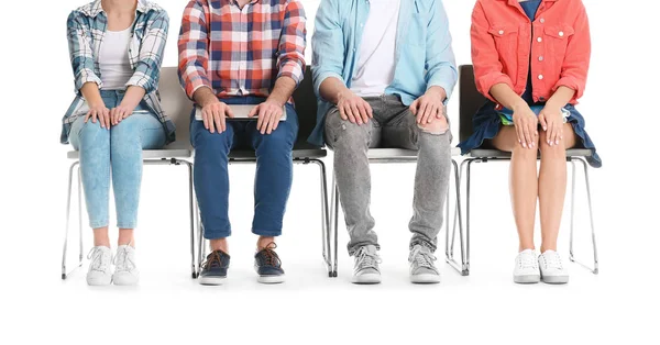 Grupp människor som väntar på anställningsintervju på vit bakgrund — Stockfoto