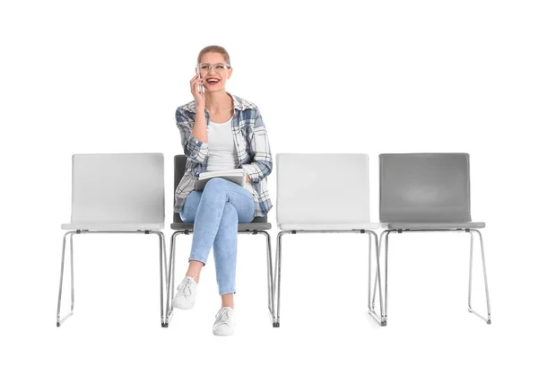 Młoda kobieta czeka rozmowa kwalifikacyjna na białym tle — Zdjęcie stockowe