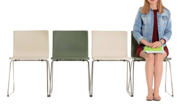 Ung kvinna väntar på anställningsintervju på vit bakgrund — Stockfoto