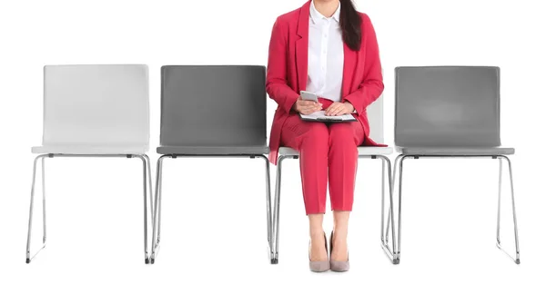 Mladá žena čeká na pracovní pohovor na bílém pozadí — Stock fotografie