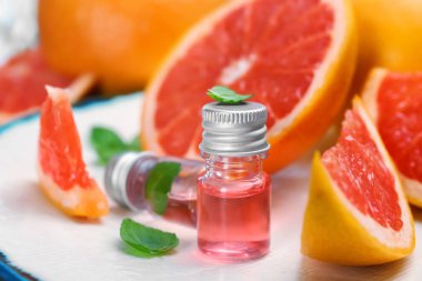 Uçucu yağlar ve greyfurt plaka, closeup ile şişe