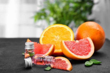 Uçucu yağlar ve tablo taze turuncu ile şişe