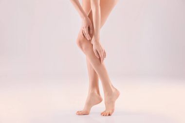 Açık renkli, closeup bacaklar üzerinde güzel bir ipeksi cilt olan kadın