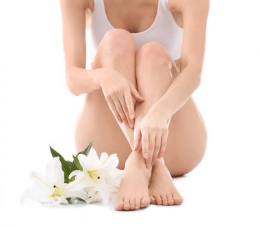 Güzel ipeksi beden ve beyaz arka plan üzerinde çiçekler olan kadın