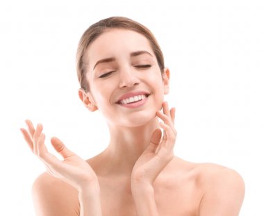 Beyaz arka plan üzerinde güzel bir ipeksi cilt olan kadın