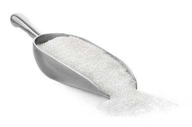 Beyaz arka plan üzerinde saf şeker ile metal kaşık