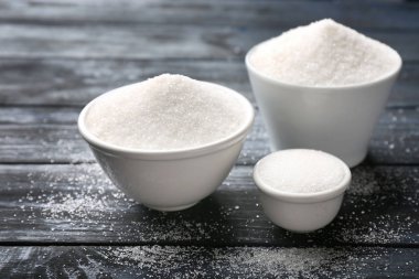 Ahşap arka plan üzerinde saf şeker ile seramik kaseler