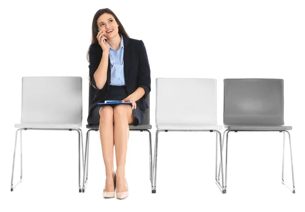 Mujer joven esperando entrevista de trabajo sobre fondo blanco —  Fotos de Stock